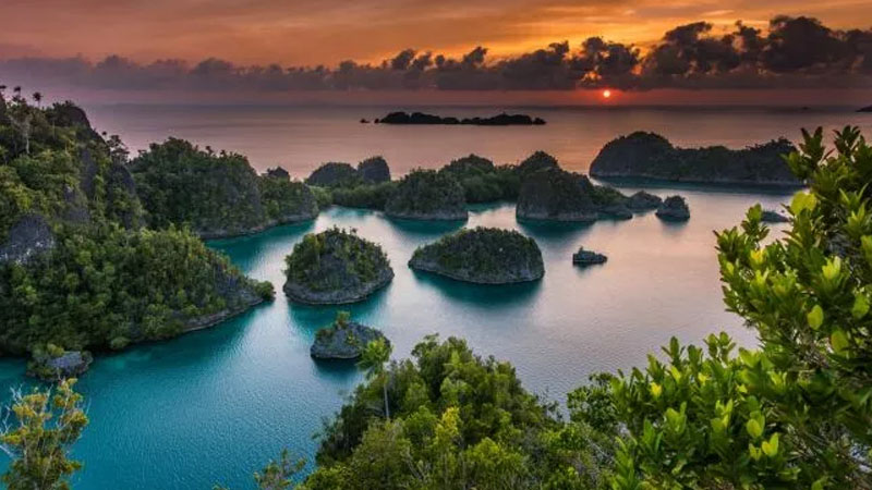 Bukan Bali, Tapi Tetap Bikin Jatuh Cinta: 10 Surga Tersembunyi di Indonesia