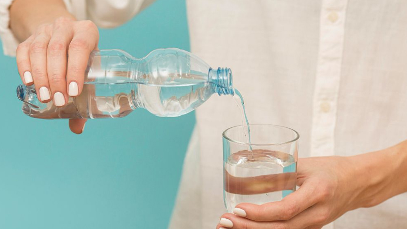 Hati-hati! Minum Air Putih Berlebihan Justru Bisa Berbahaya – PAFI Sukadana